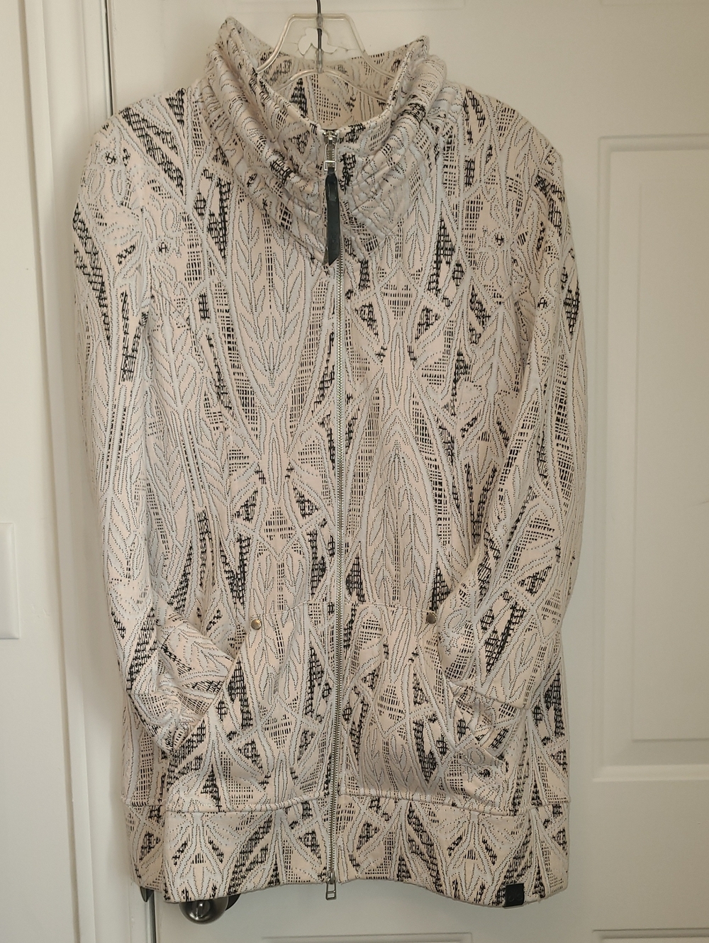 Tonia Debellis Jacquard Patterned Zip-Up Jacket — Cream & Black